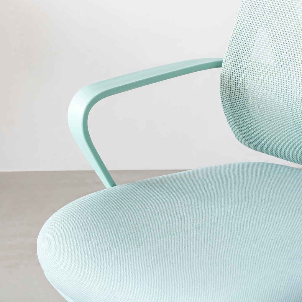 リクライニングできるグリーンのデスクチェア