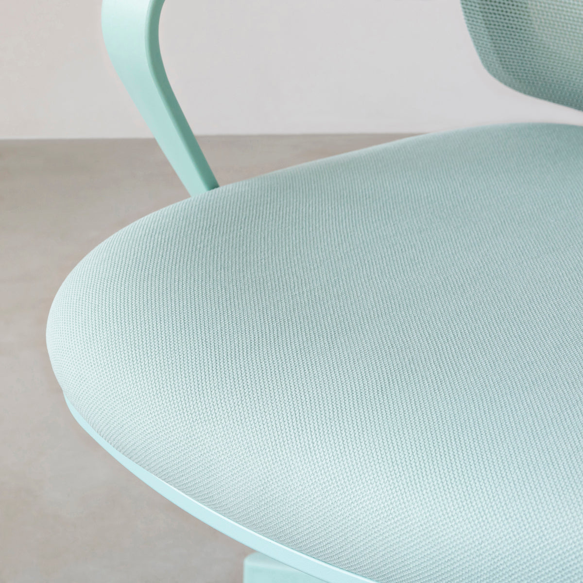 リクライニングできるグリーンのデスクチェア