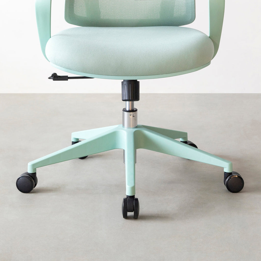 リクライニングできるグリーンのデスクチェア