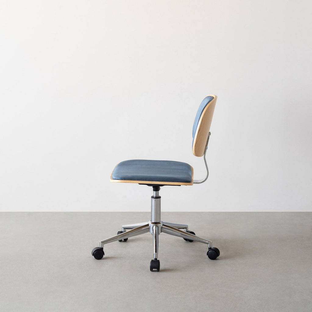 シンプルさの中にさりげない個性が光る、ミニマルモダンなブルーのデスクチェア（側面）