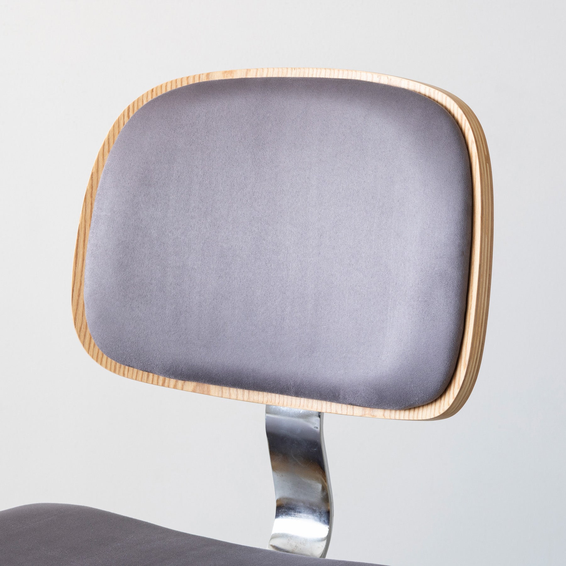 シンプルさの中にさりげない個性が光る、ミニマルモダンなライトグレーのデスクチェア（背もたれ）