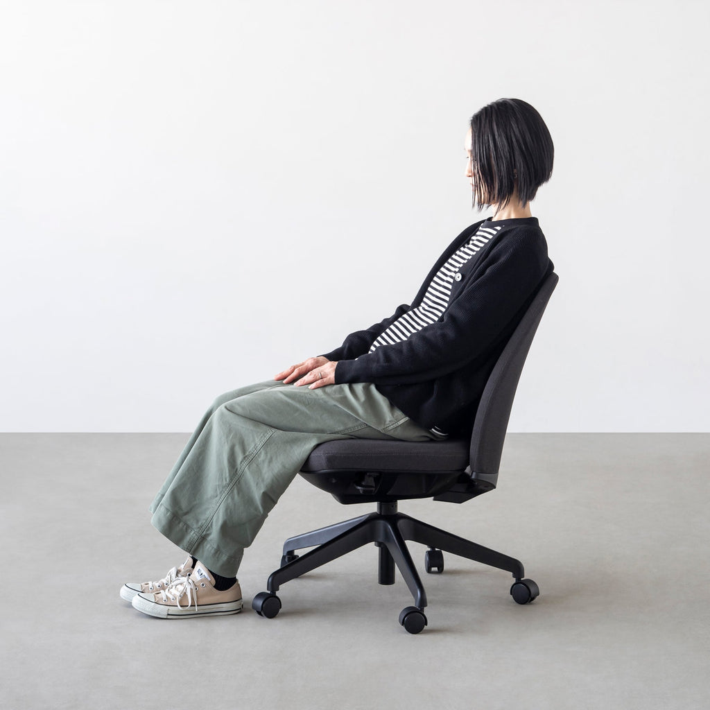 ダークグレーの3段階リクライニング調整ができるデスクチェア／アームレストなし（リクライニング使用例３）