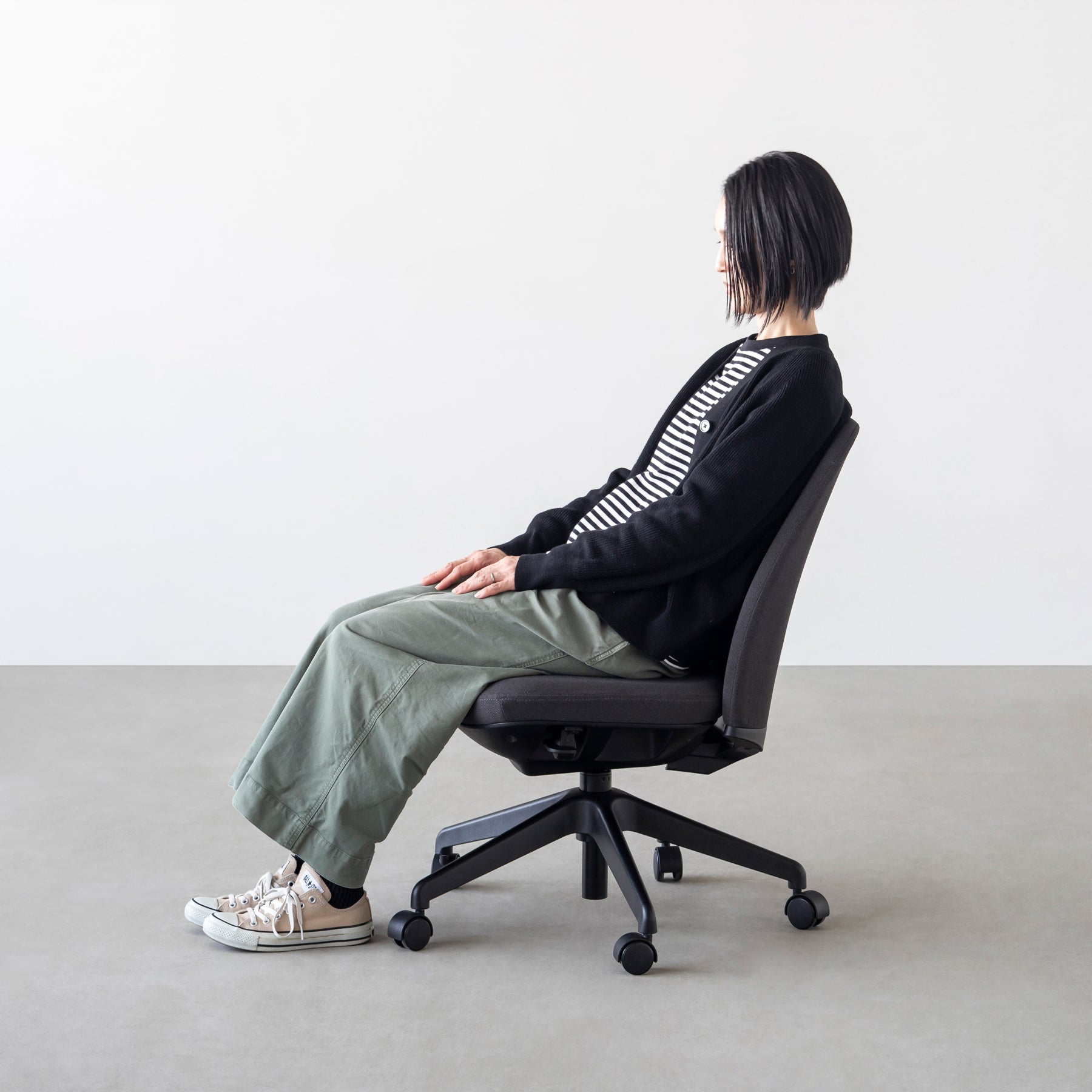 ダークグレーの3段階リクライニング調整ができるデスクチェア／アームレストなし（リクライニング使用例３）