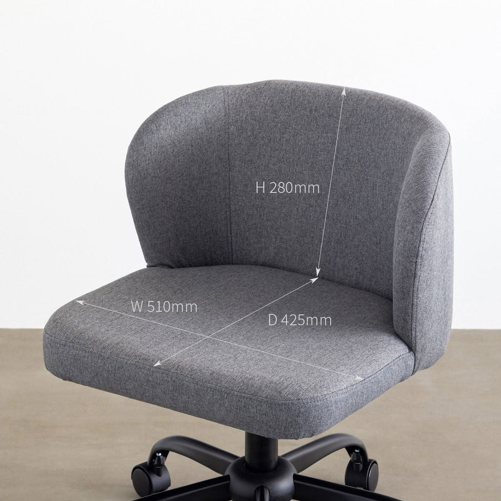 かなでもののやさしいカーブの背もたれがシックなデザインのグレーのファブリック製デスクチェア（サイズ画像2）