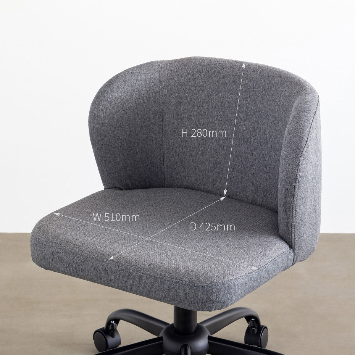 かなでもののやさしいカーブの背もたれがシックなデザインのグレーのファブリック製デスクチェア（サイズ画像2）