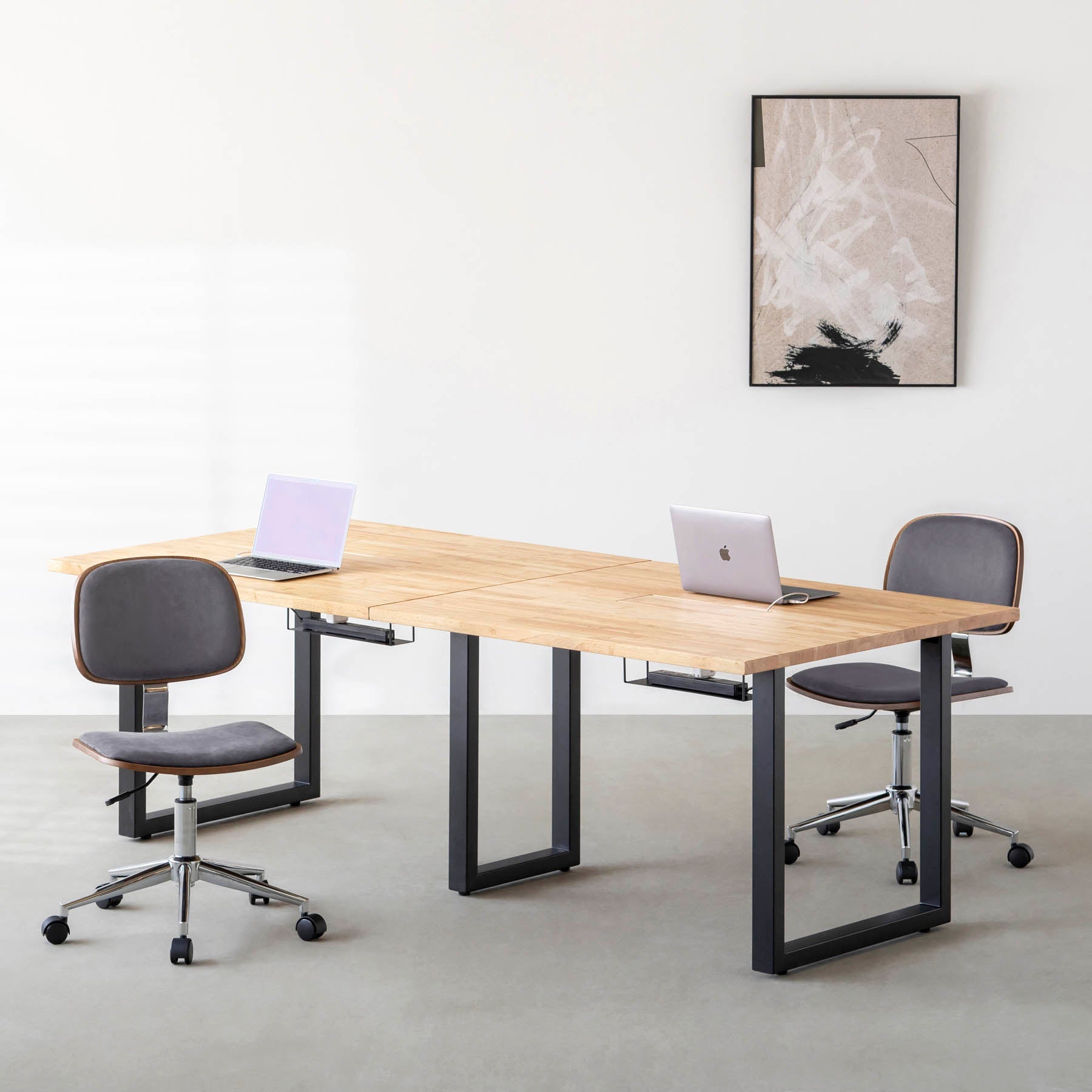 シンプルさの中にさりげない個性が光る、ミニマルモダンなダークグレーのデスクチェア