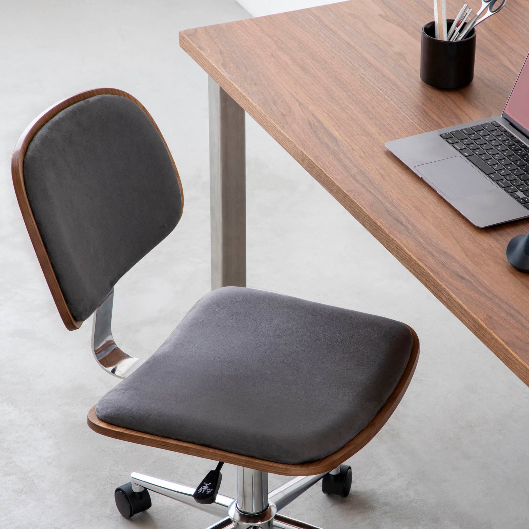 シンプルさの中にさりげない個性が光る、ミニマルモダンなダークグレーのデスクチェア