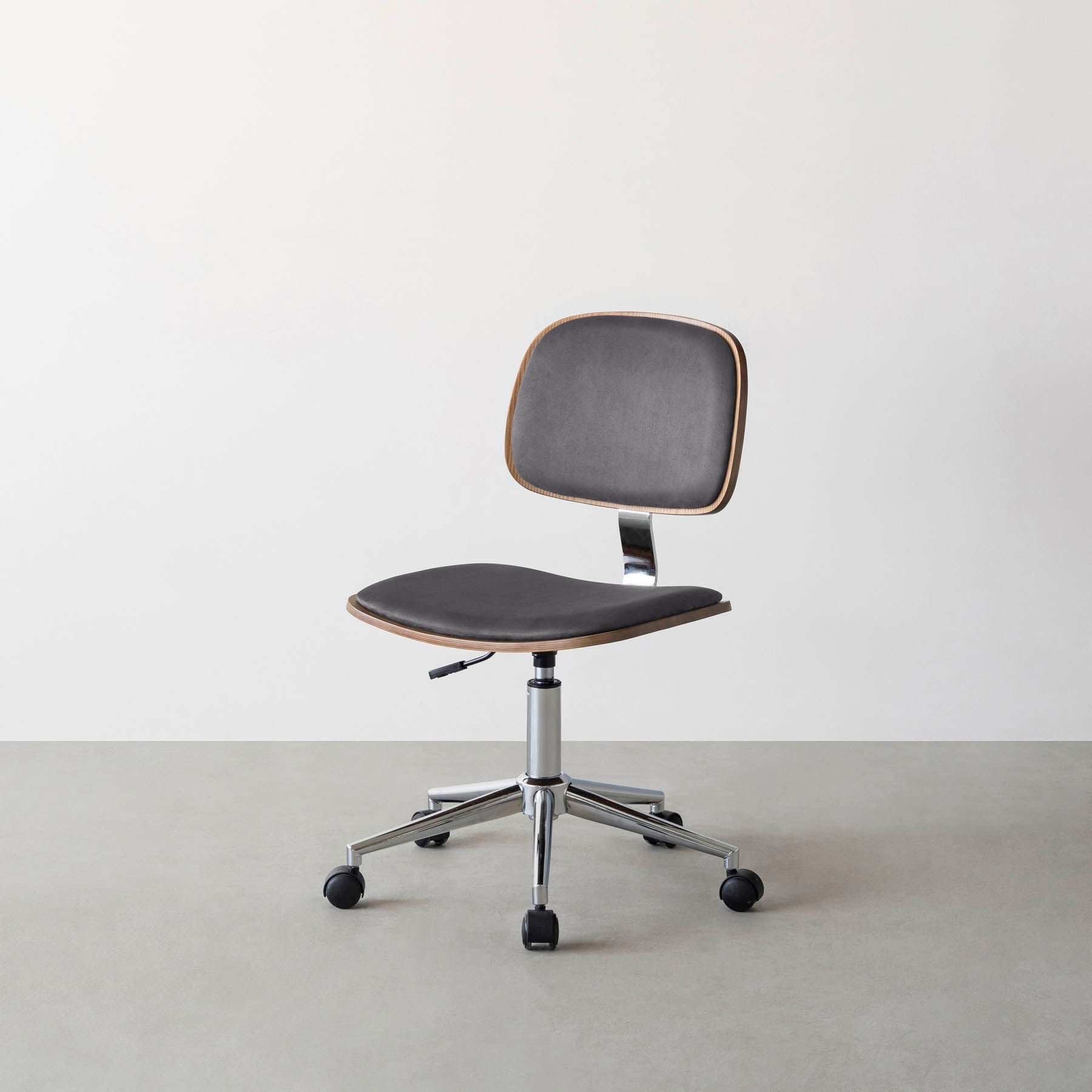 シンプルさの中にさりげない個性が光る、ミニマルモダンなダークグレーのデスクチェア