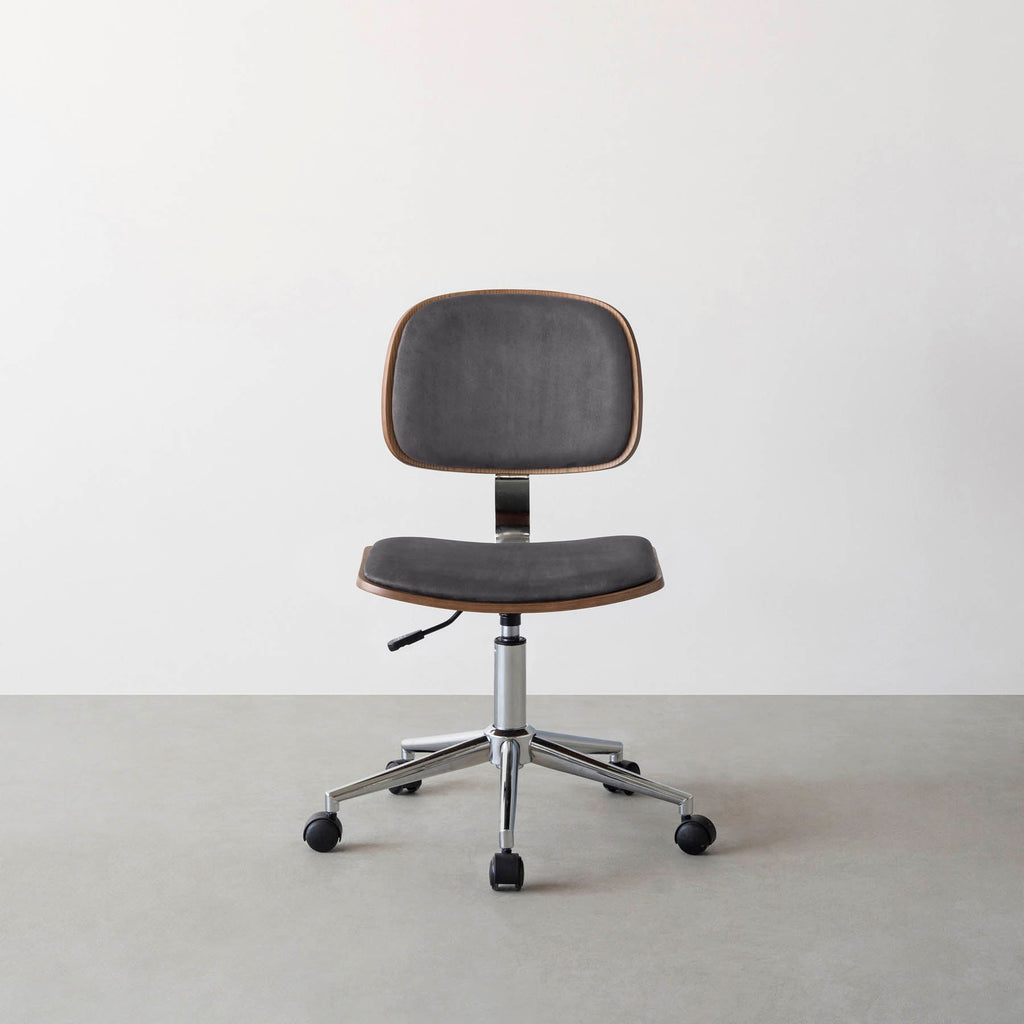 シンプルさの中にさりげない個性が光る、ミニマルモダンなダークグレーのデスクチェア