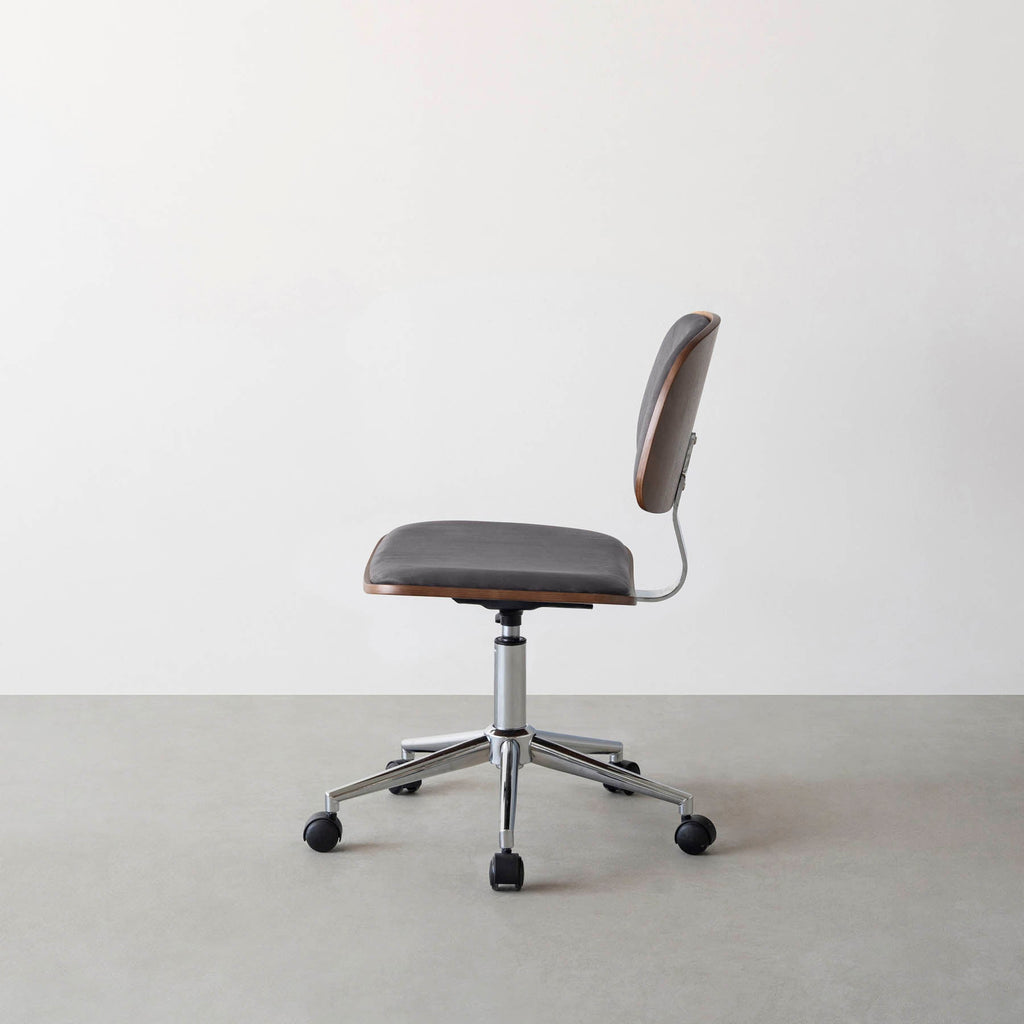 シンプルさの中にさりげない個性が光る、ミニマルモダンなダークグレーのデスクチェア