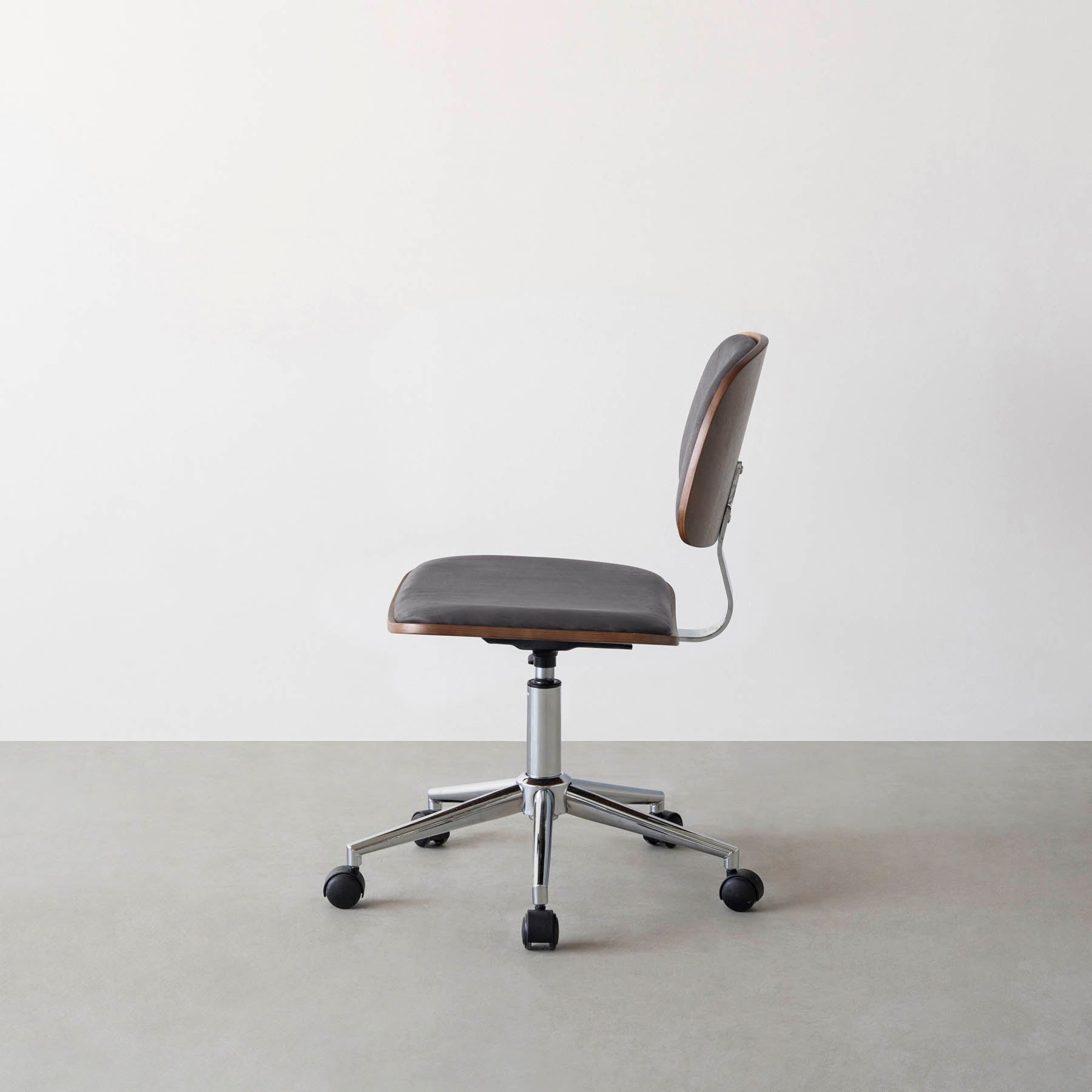 シンプルさの中にさりげない個性が光る、ミニマルモダンなダークグレーのデスクチェア