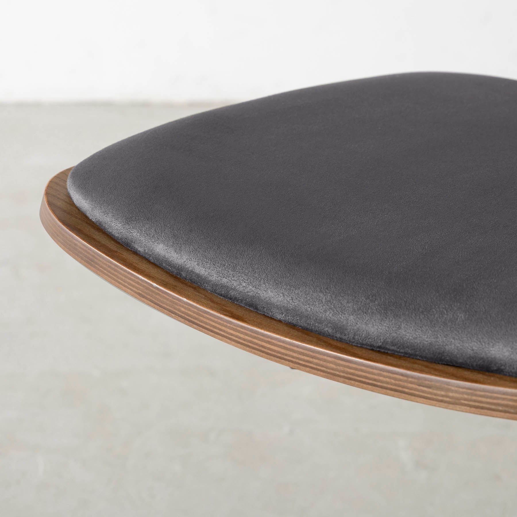 シンプルさの中にさりげない個性が光る、ミニマルモダンなダークグレーのデスクチェア