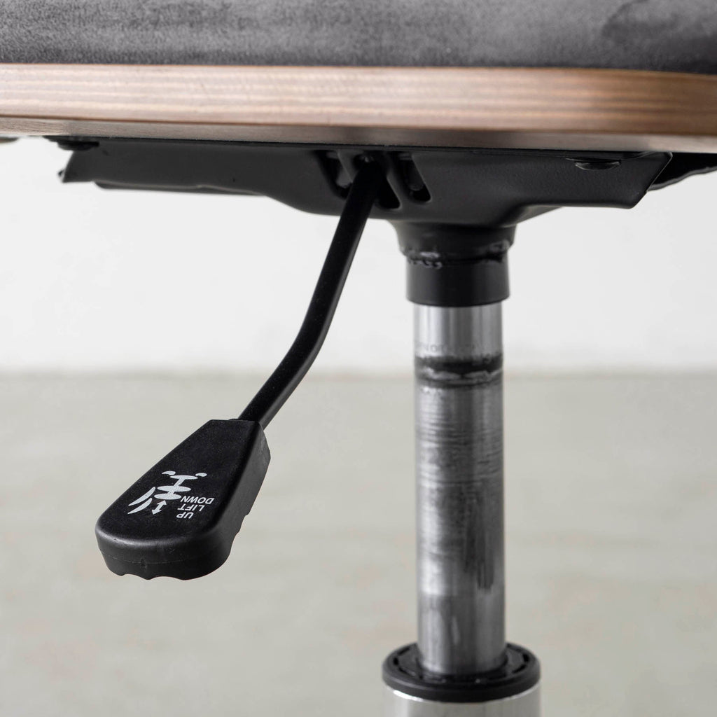 シンプルさの中にさりげない個性が光る、ミニマルモダンなダークグレーのデスクチェア