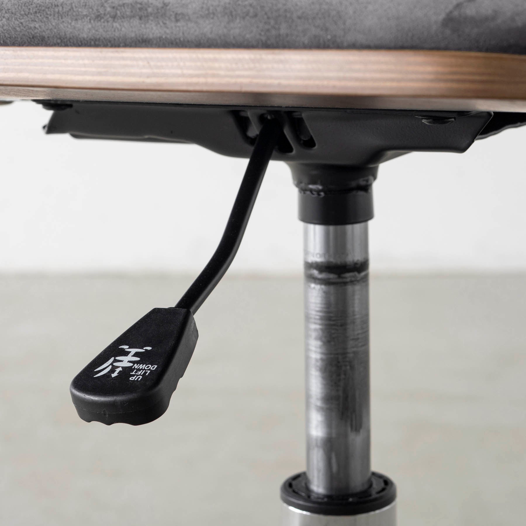 シンプルさの中にさりげない個性が光る、ミニマルモダンなダークグレーのデスクチェア