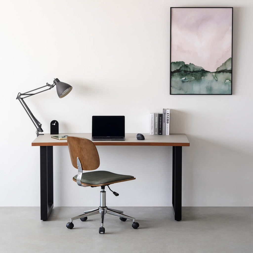 シンプルさの中にさりげない個性が光る、ミニマルモダンなグリーンのデスクチェア