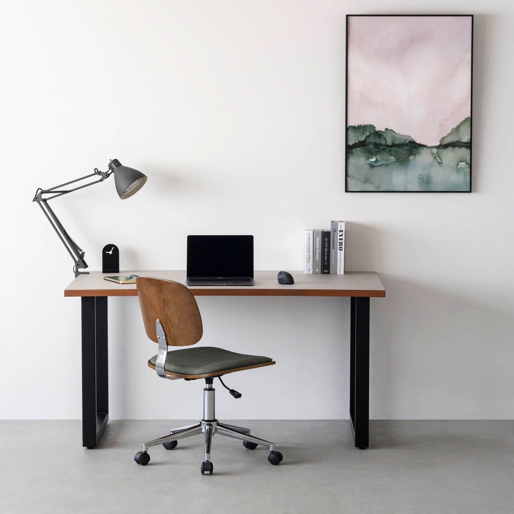 シンプルさの中にさりげない個性が光る、ミニマルモダンなグリーンのデスクチェア