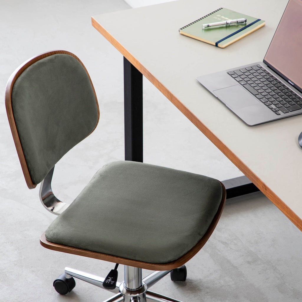 シンプルさの中にさりげない個性が光る、ミニマルモダンなグリーンのデスクチェア