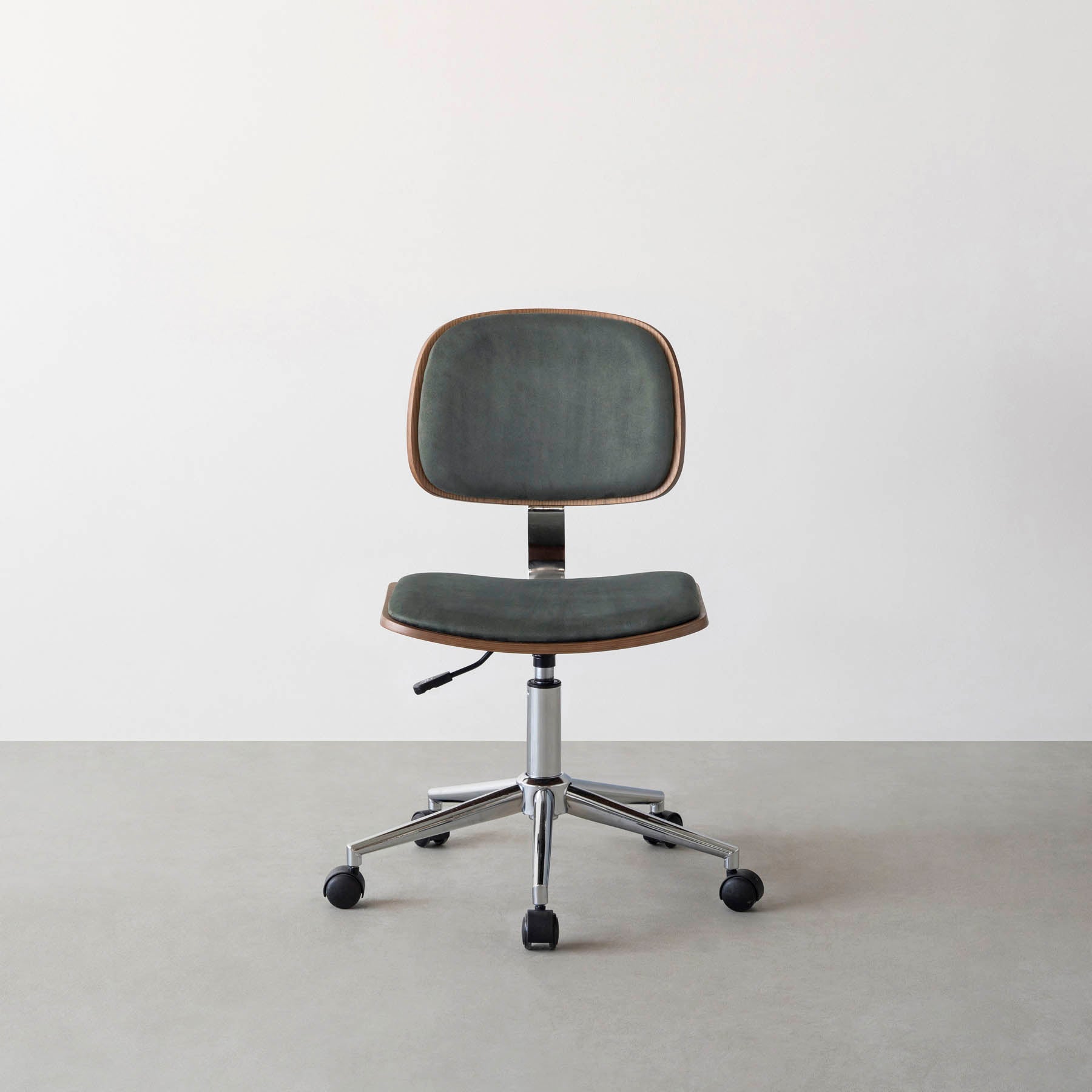 シンプルさの中にさりげない個性が光る、ミニマルモダンなグリーンのデスクチェア