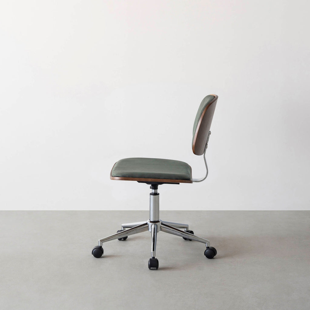 シンプルさの中にさりげない個性が光る、ミニマルモダンなグリーンのデスクチェア