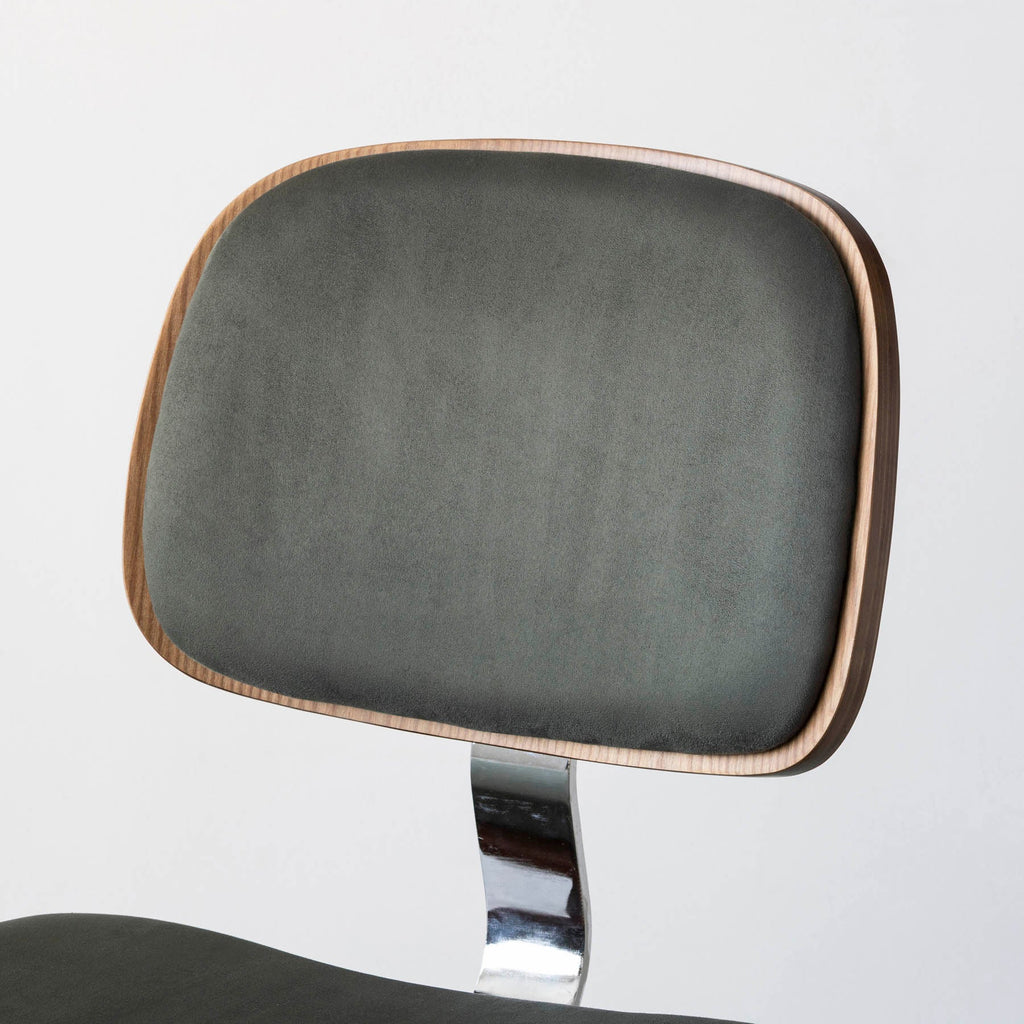 シンプルさの中にさりげない個性が光る、ミニマルモダンなグリーンのデスクチェア