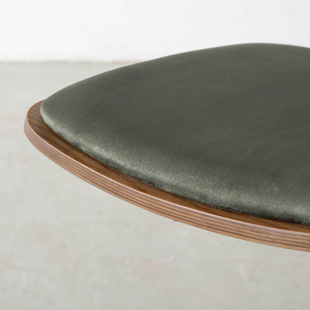 シンプルさの中にさりげない個性が光る、ミニマルモダンなグリーンのデスクチェア