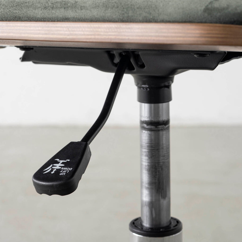 シンプルさの中にさりげない個性が光る、ミニマルモダンなグリーンのデスクチェア