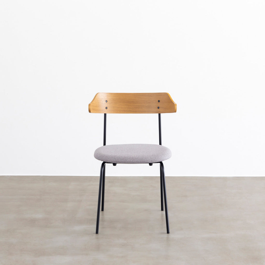 オーク材プライウッドとスチールを組み合わせたナチュラルカラーのハーフアームのダイニングチェア（正面）