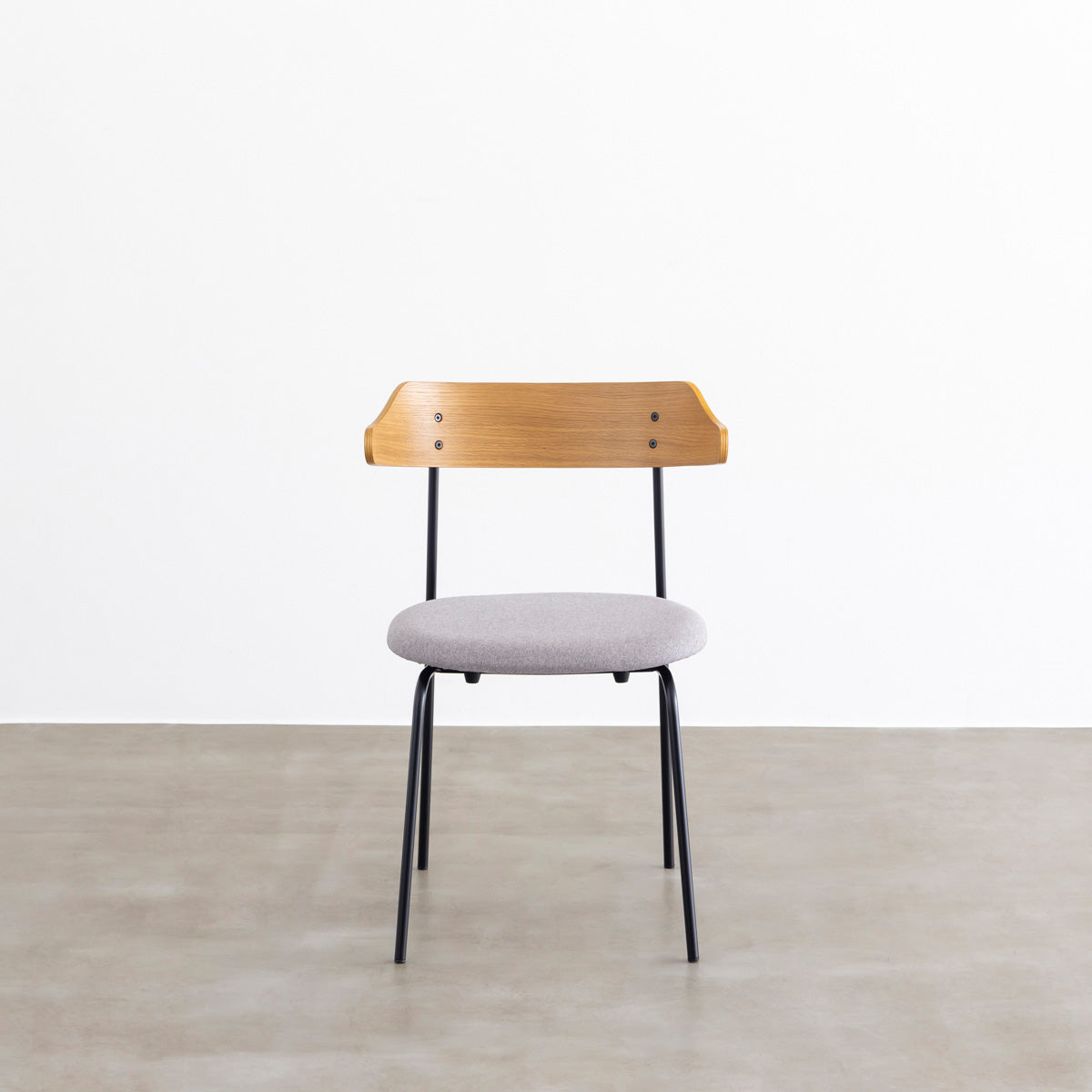 オーク材プライウッドとスチールを組み合わせたナチュラルカラーのハーフアームのダイニングチェア（正面）