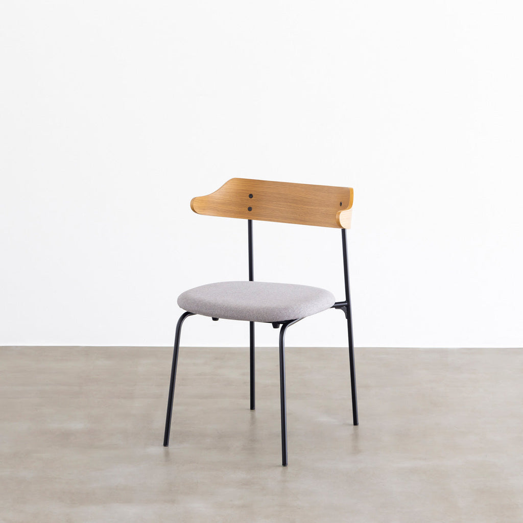 オーク材プライウッドとスチールを組み合わせたナチュラルカラーのハーフアームのダイニングチェア（斜め）