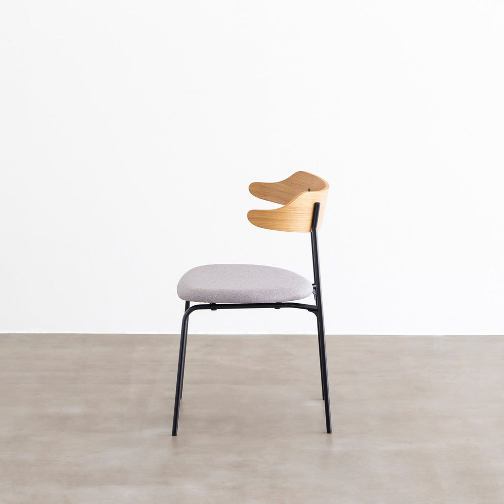 オーク材プライウッドとスチールを組み合わせたナチュラルカラーのハーフアームのダイニングチェア（横向き）