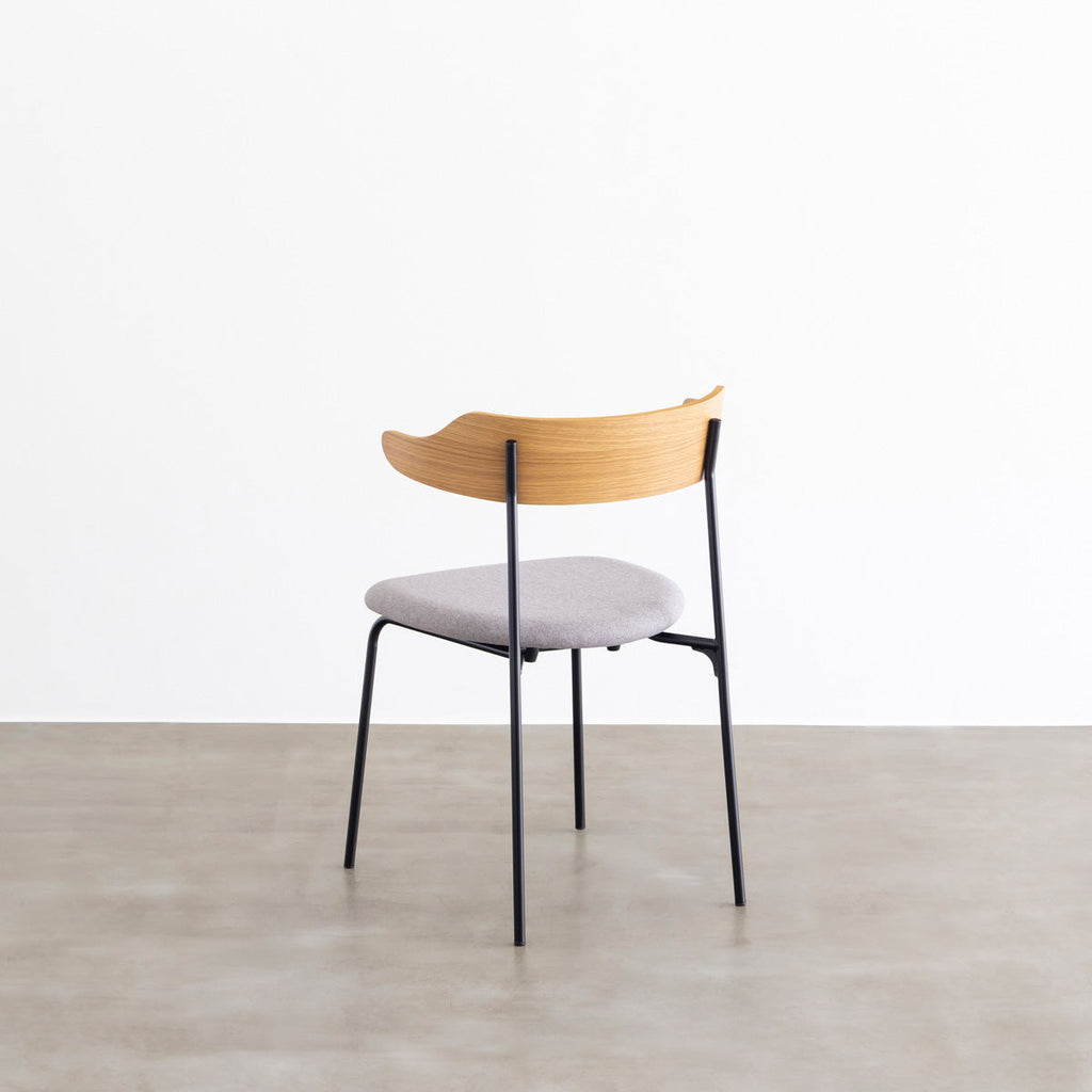 オーク材プライウッドとスチールを組み合わせたナチュラルカラーのハーフアームのダイニングチェア（斜め後ろ）