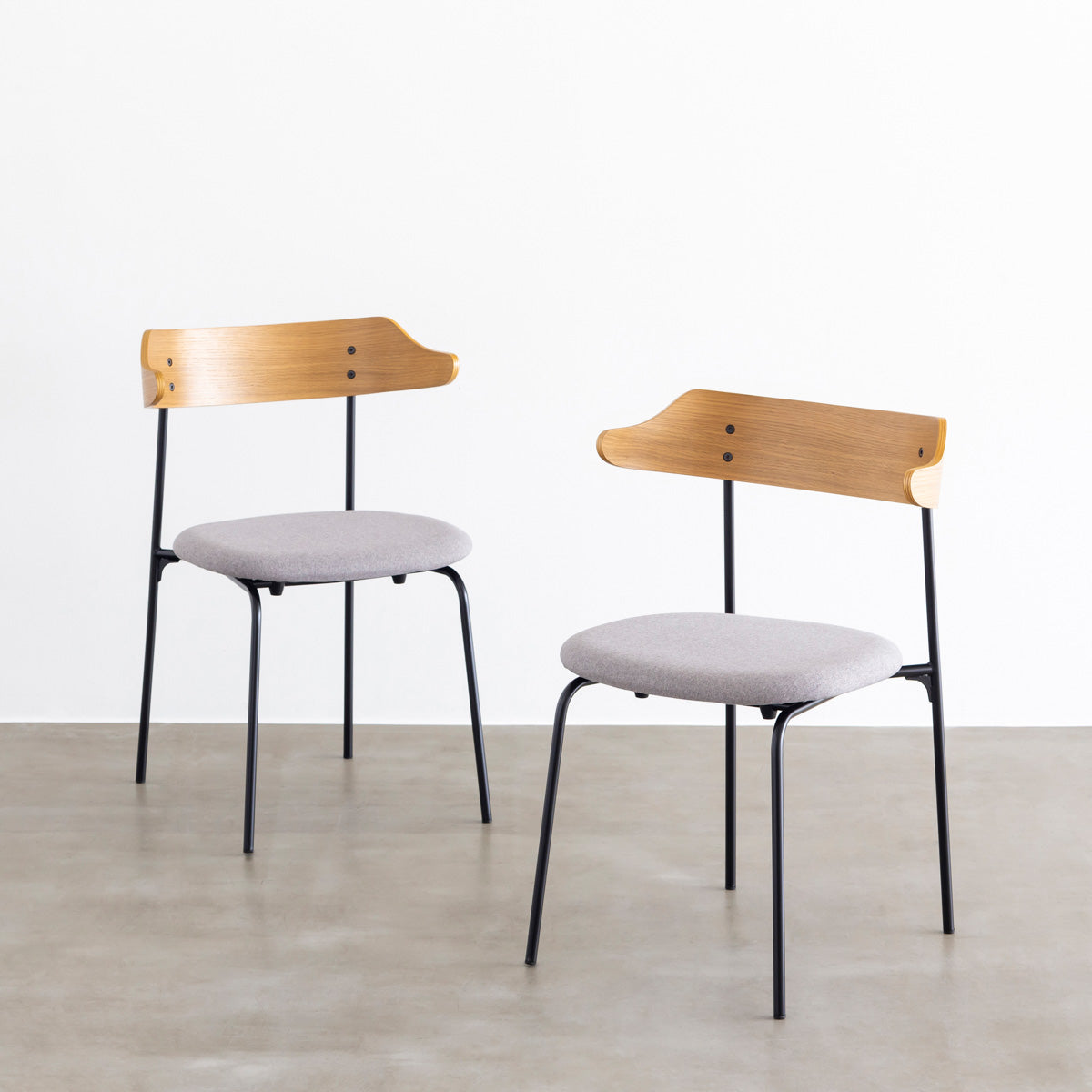 オーク材プライウッドとスチールを組み合わせたナチュラルカラーのハーフアームのダイニングチェア（2脚セット）