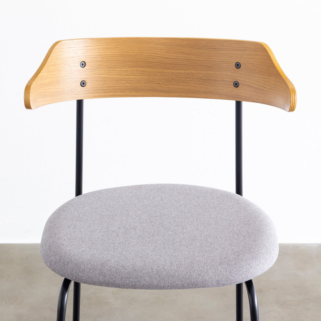 オーク材プライウッドとスチールを組み合わせたナチュラルカラーのハーフアームのダイニングチェア（正面・クローズアップ）