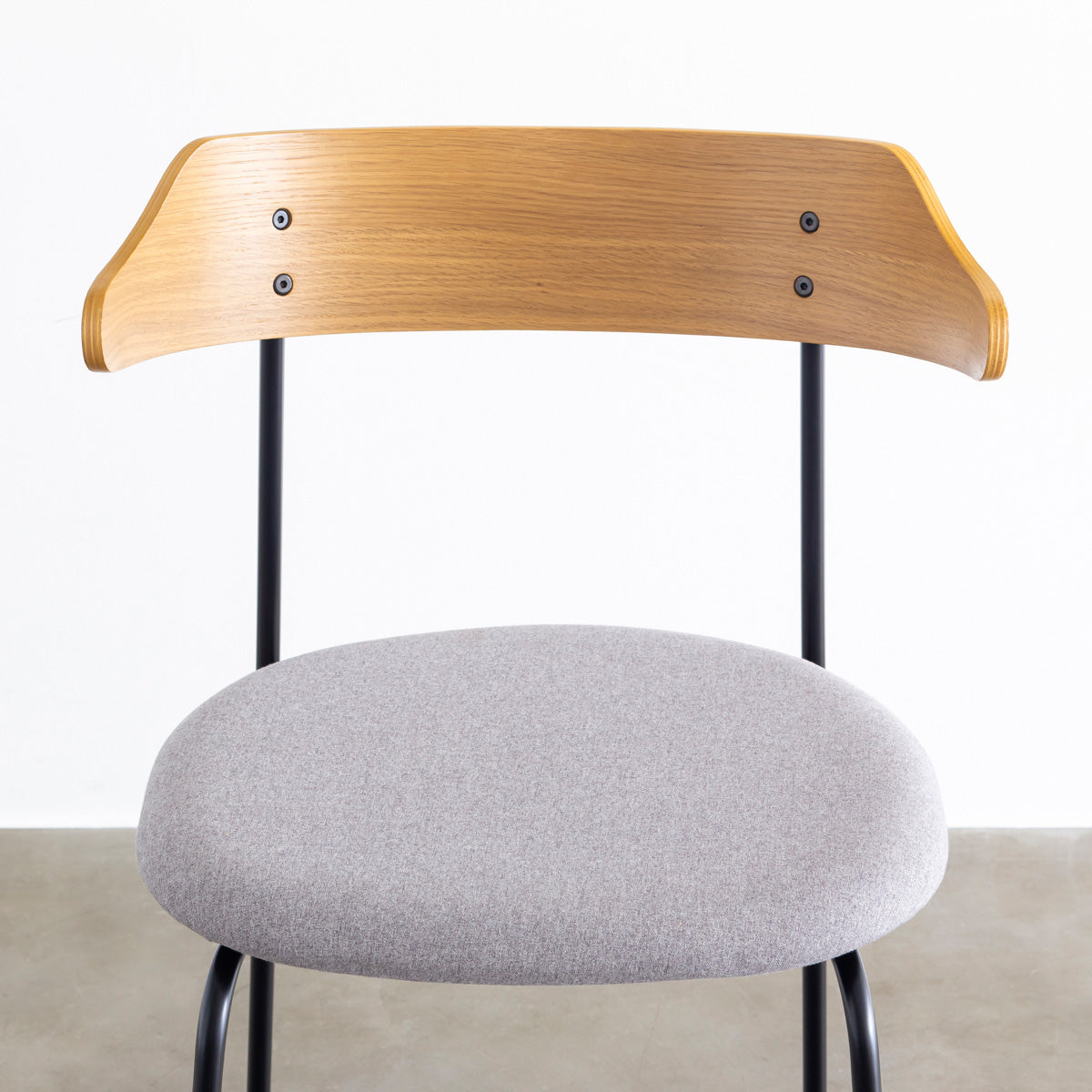 オーク材プライウッドとスチールを組み合わせたナチュラルカラーのハーフアームのダイニングチェア（正面・クローズアップ）