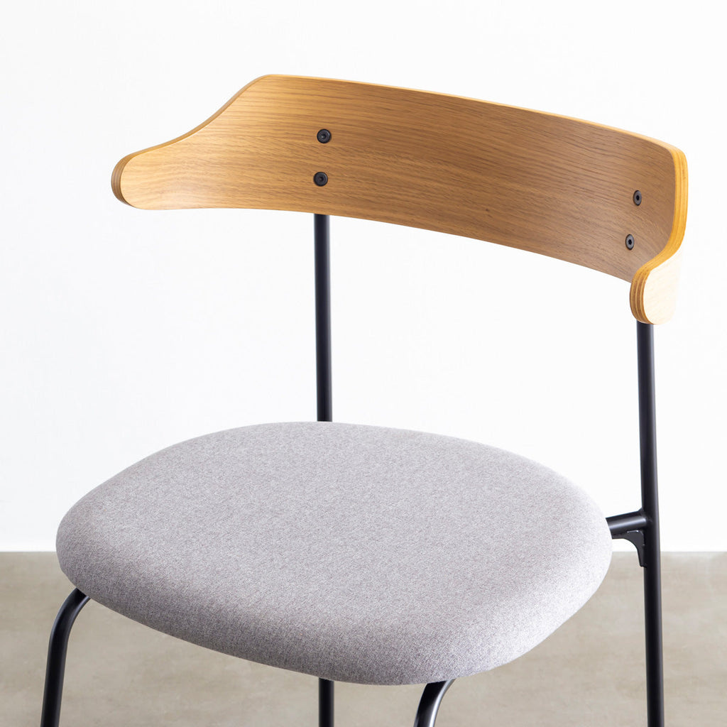 オーク材プライウッドとスチールを組み合わせたナチュラルカラーのハーフアームのダイニングチェア（斜め向き・クローズアップ）