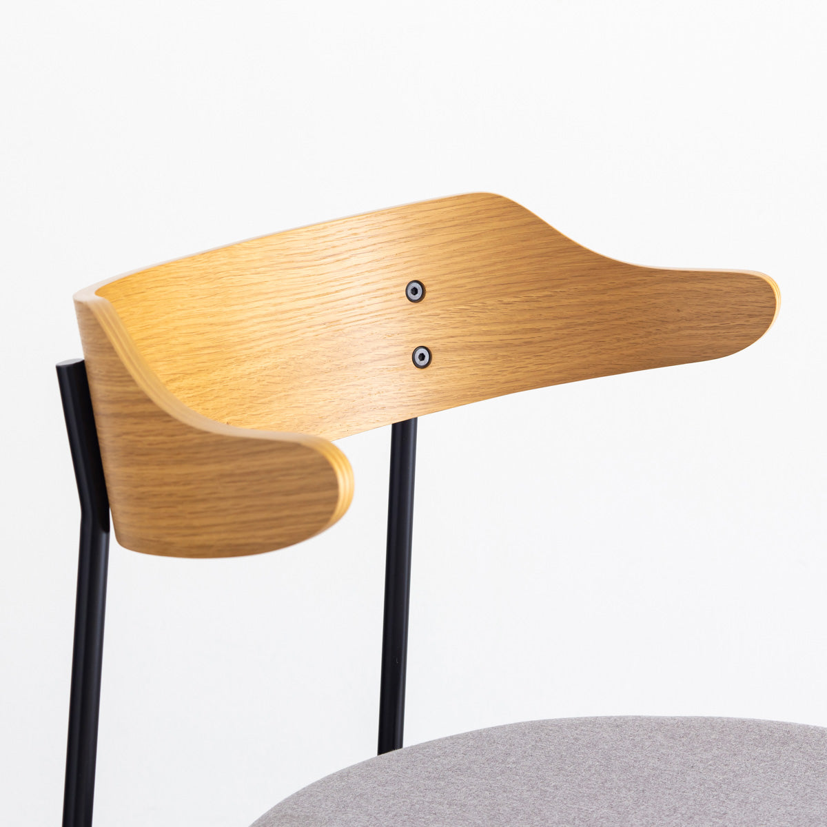 オーク材プライウッドとスチールを組み合わせたナチュラルカラーのハーフアームのダイニングチェア（上部・クローズアップ）
