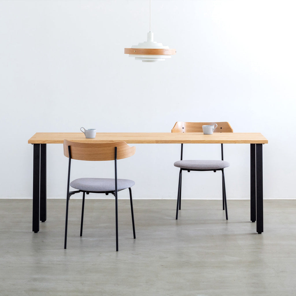 オーク材プライウッドとスチールを組み合わせたナチュラルカラーのハーフアームのダイニングチェア（使用イメージ1）