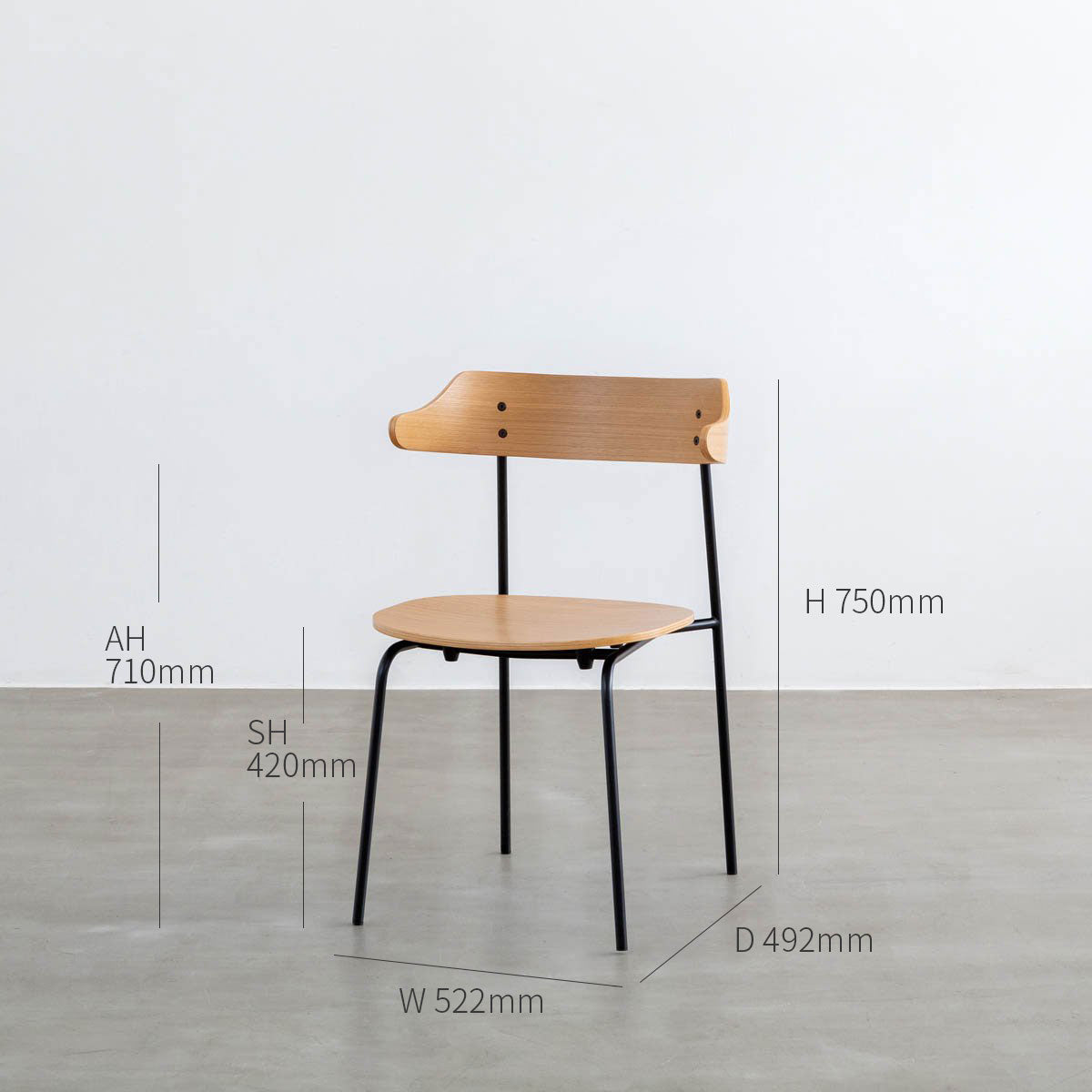 オーク材プライウッドとスチールを組み合わせたナチュラルカラーのハーフアームの板座ダイニングチェア（サイズ画像1）