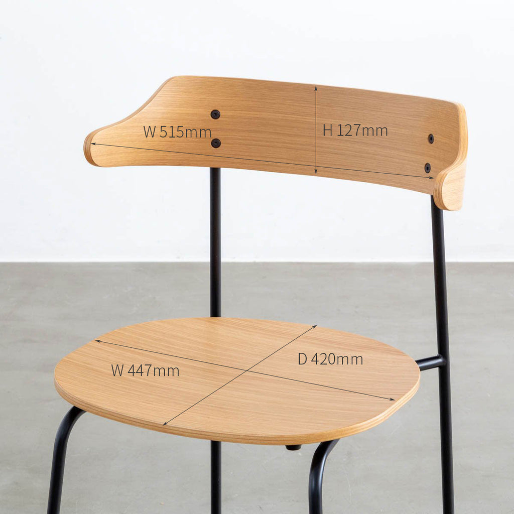 オーク材プライウッドとスチールを組み合わせたナチュラルカラーのハーフアームの板座ダイニングチェア（サイズ画像2）
