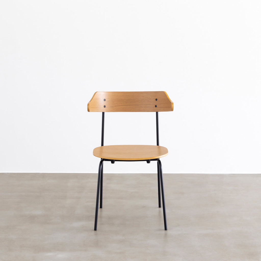 オーク材プライウッドとスチールを組み合わせたナチュラルカラーのハーフアームの板座ダイニングチェア（正面）