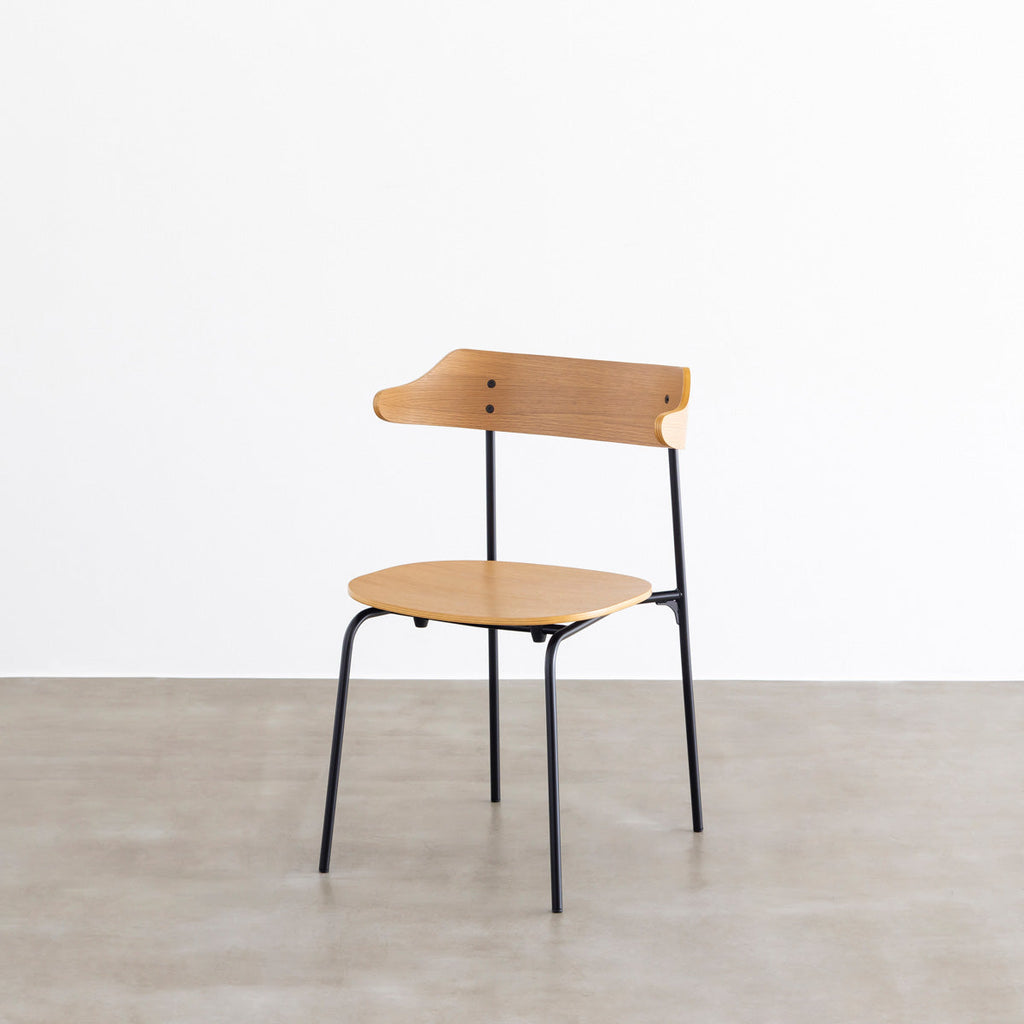 オーク材プライウッドとスチールを組み合わせたナチュラルカラーのハーフアームの板座ダイニングチェア（斜め向き）