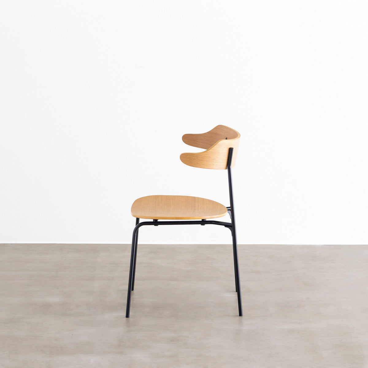 オーク材プライウッドとスチールを組み合わせたナチュラルカラーのハーフアームの板座ダイニングチェア（側面）