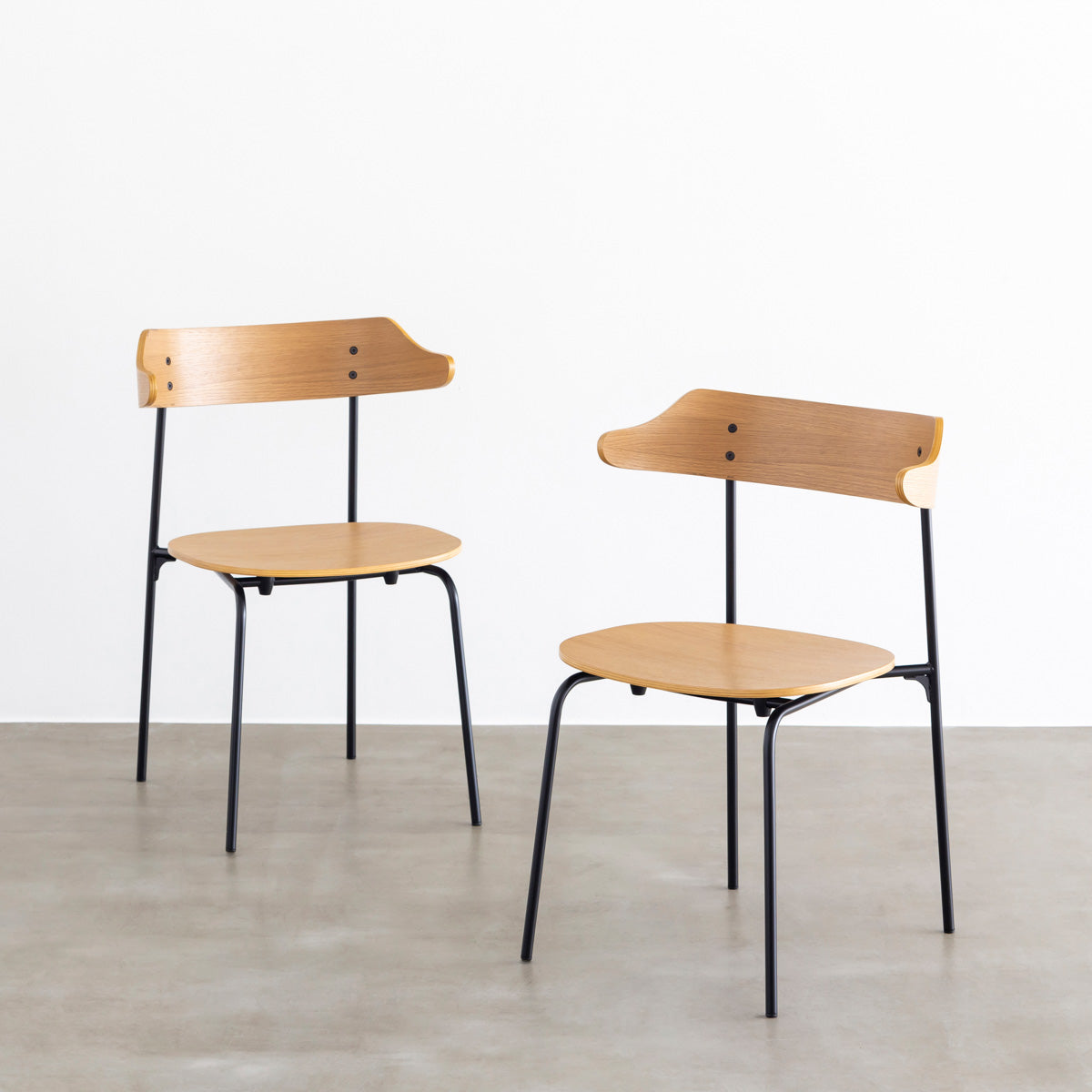 オーク材プライウッドとスチールを組み合わせたナチュラルカラーのハーフアームの板座ダイニングチェア（2脚セット）