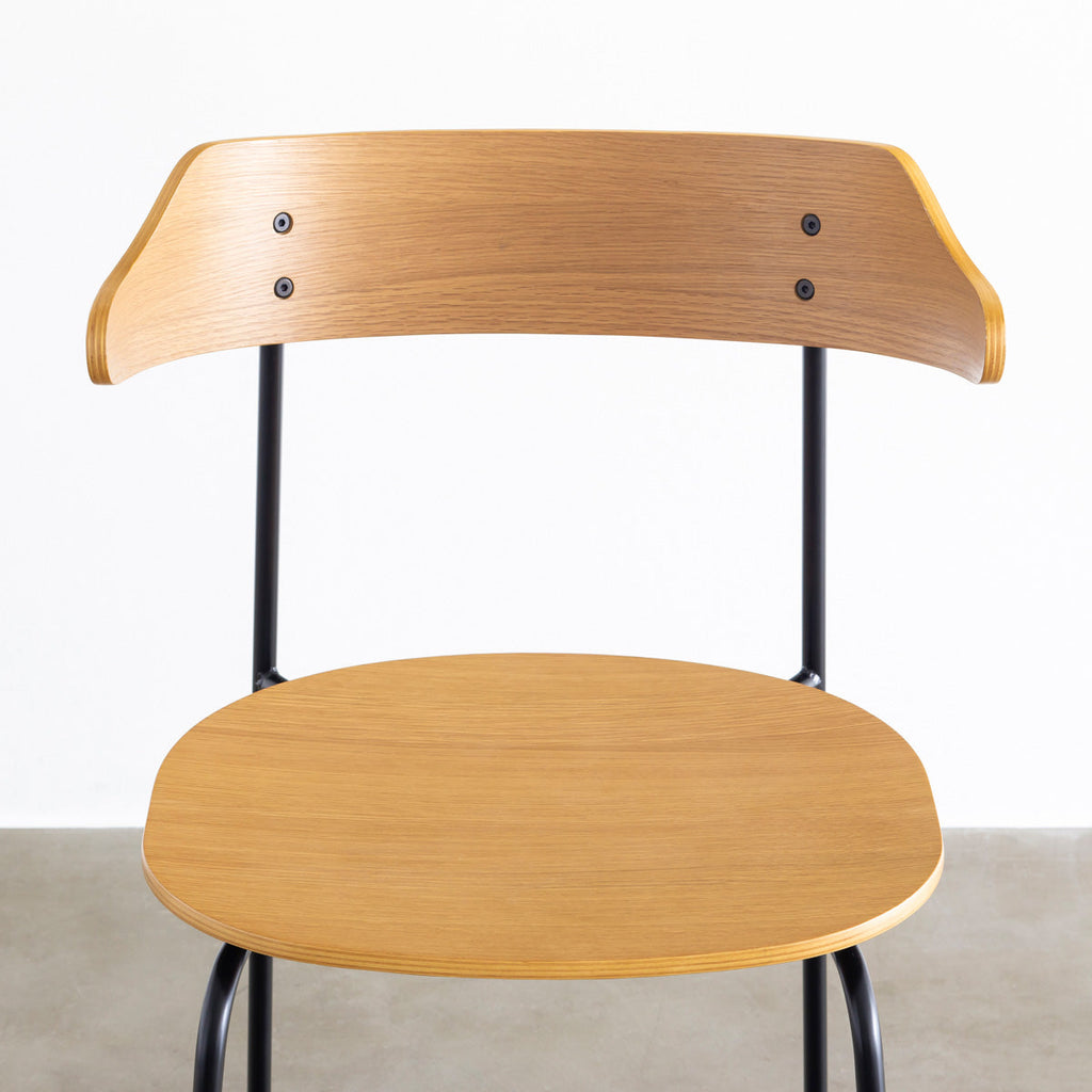 オーク材プライウッドとスチールを組み合わせたナチュラルカラーのハーフアームの板座ダイニングチェア（正面・クローズアップ）