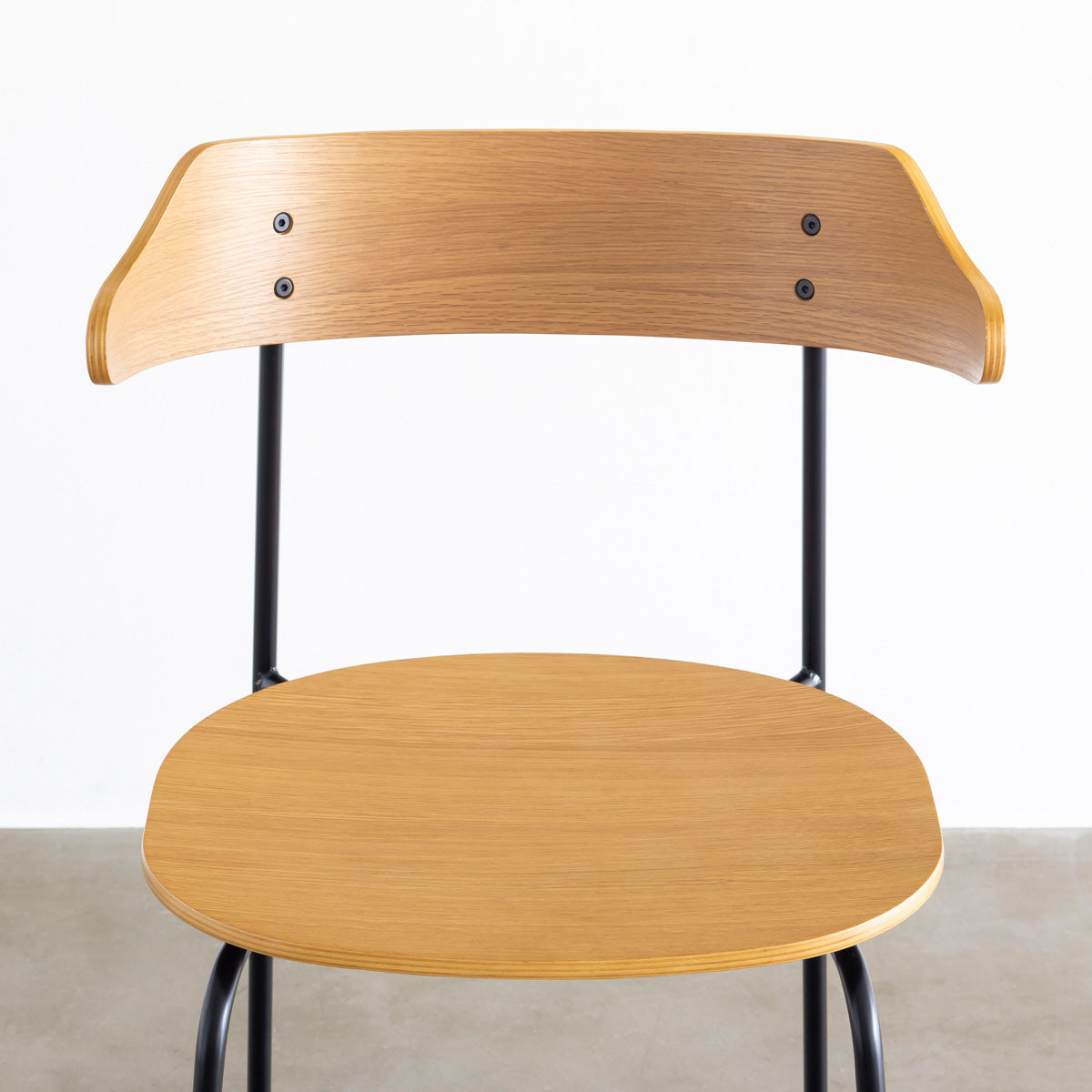 オーク材プライウッドとスチールを組み合わせたナチュラルカラーのハーフアームの板座ダイニングチェア（正面・クローズアップ）
