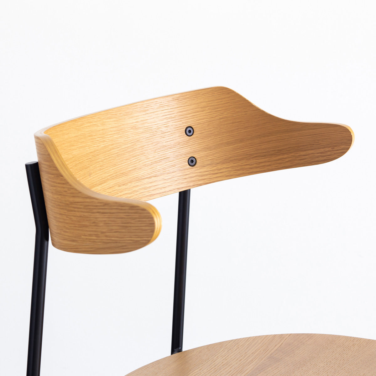 オーク材プライウッドとスチールを組み合わせたナチュラルカラーのハーフアームの板座ダイニングチェア（上部・クローズアップ）