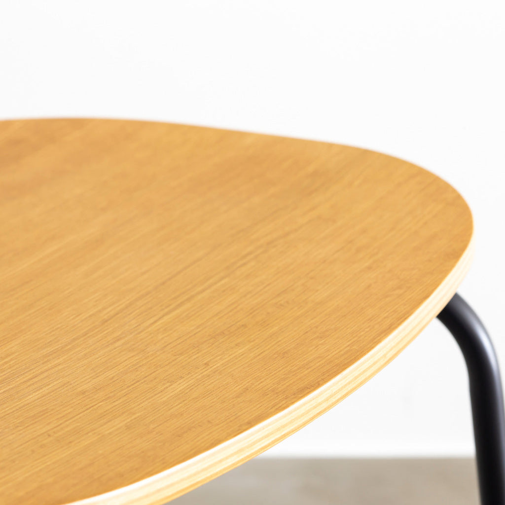 オーク材プライウッドとスチールを組み合わせたナチュラルカラーのハーフアームの板座ダイニングチェア（中部・クローズアップ）