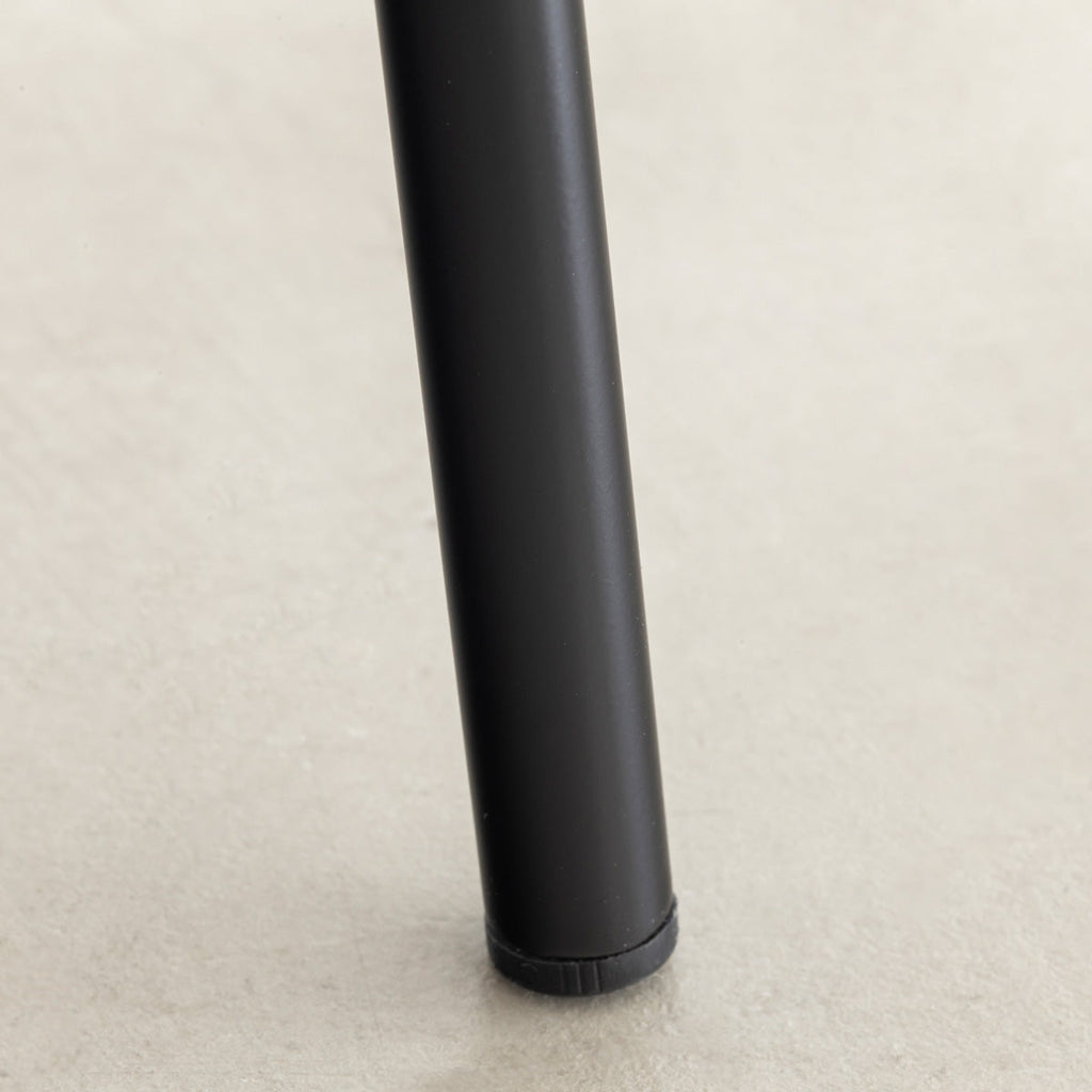 オーク材プライウッドとスチールを組み合わせたナチュラルカラーのハーフアームの板座ダイニングチェア（下部・クローズアップ）