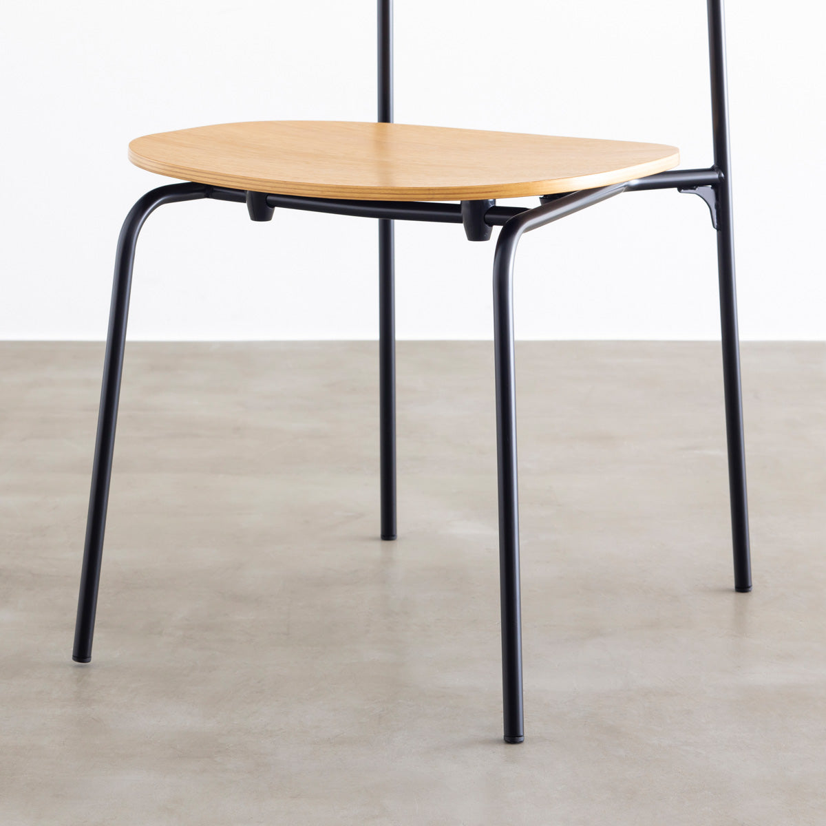 オーク材プライウッドとスチールを組み合わせたナチュラルカラーのハーフアームの板座ダイニングチェア（座面と脚部）