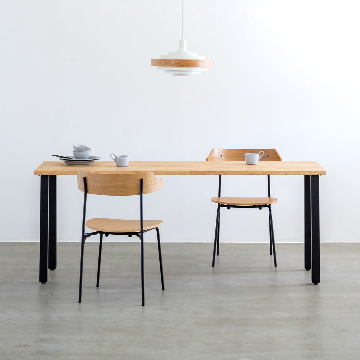 オーク材プライウッドとスチールを組み合わせたナチュラルカラーのハーフアームの板座ダイニングチェア（使用イメージ1）